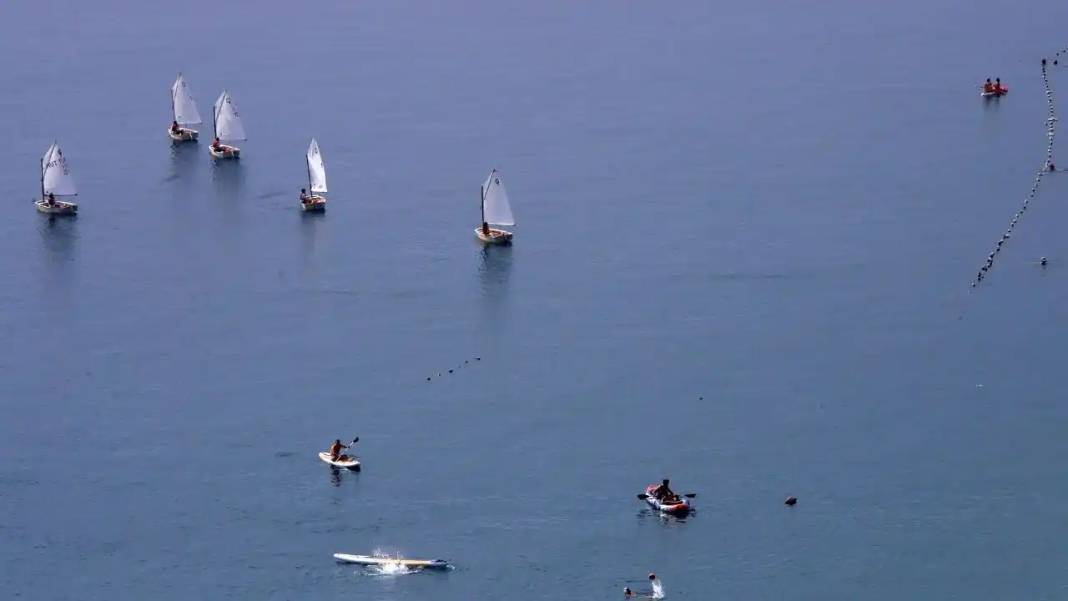 Antalya’da Bahar Havası: Kasım Ayında Denizin Keyfini Çıkardılar 11